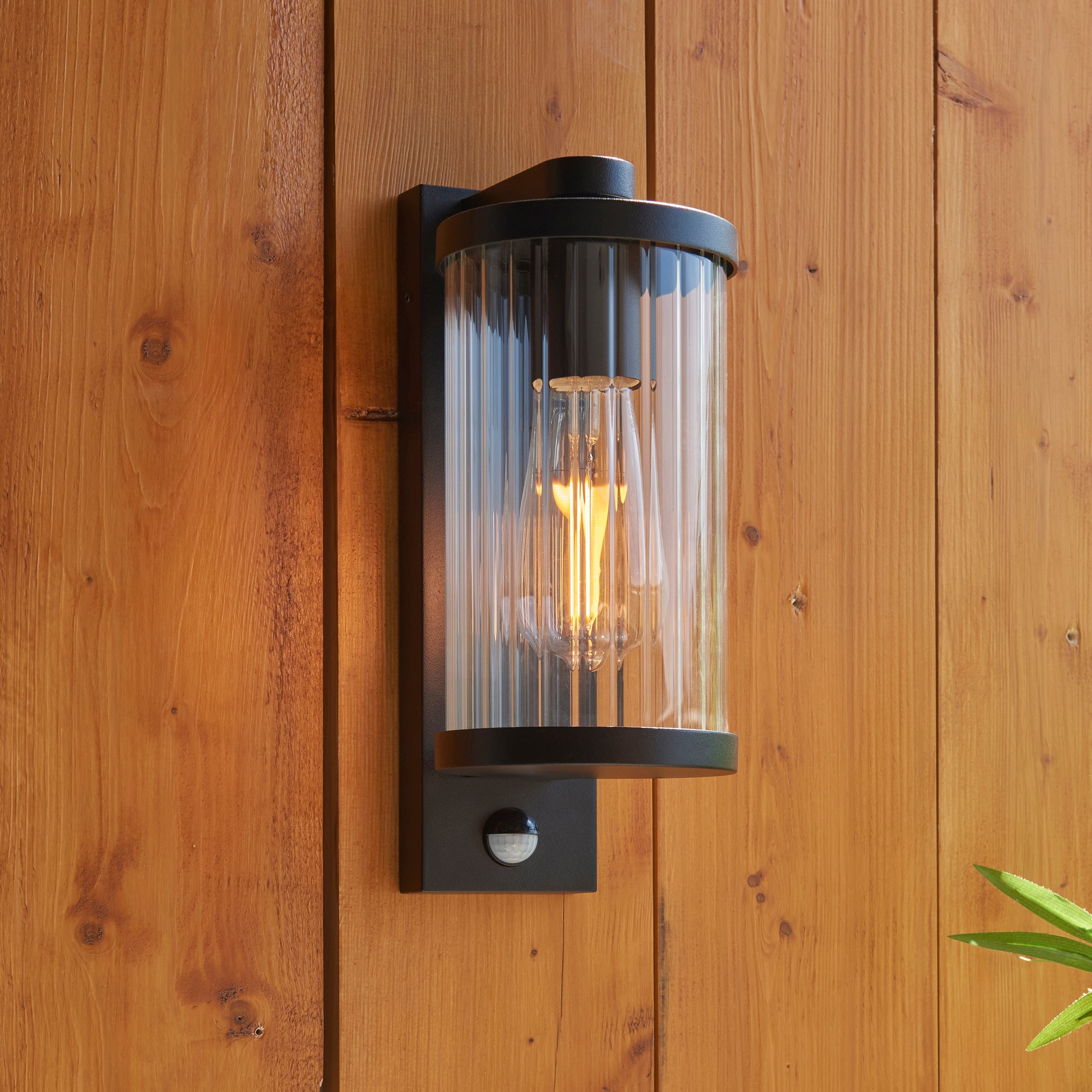 Newcombe Black PIR Luce da Parete Esterna Nera