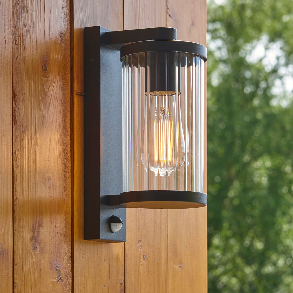 Newcombe Black PIR Luce da Parete Esterna Nera