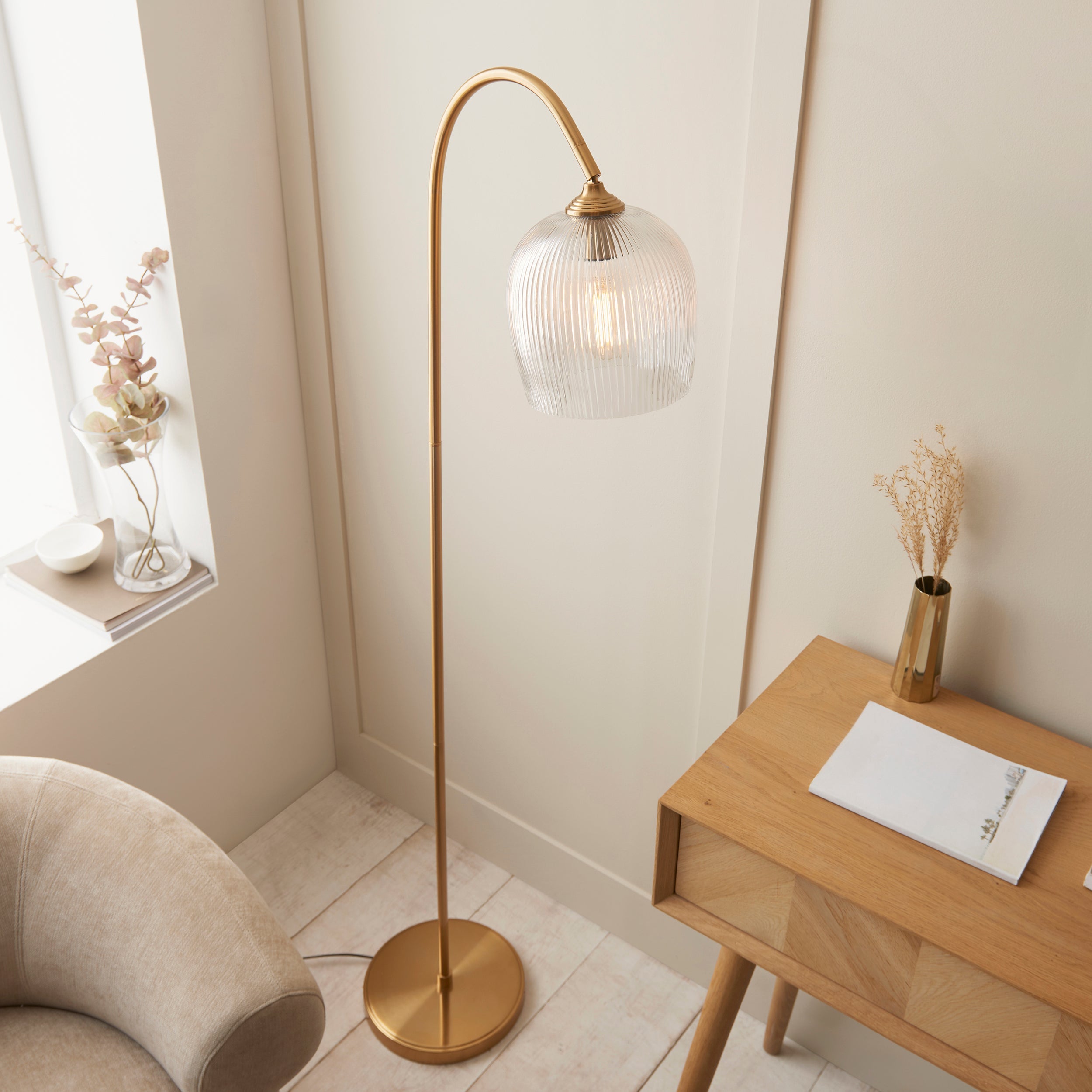 Lampada da terra Ashcroft con paralume in vetro rigato e ottone