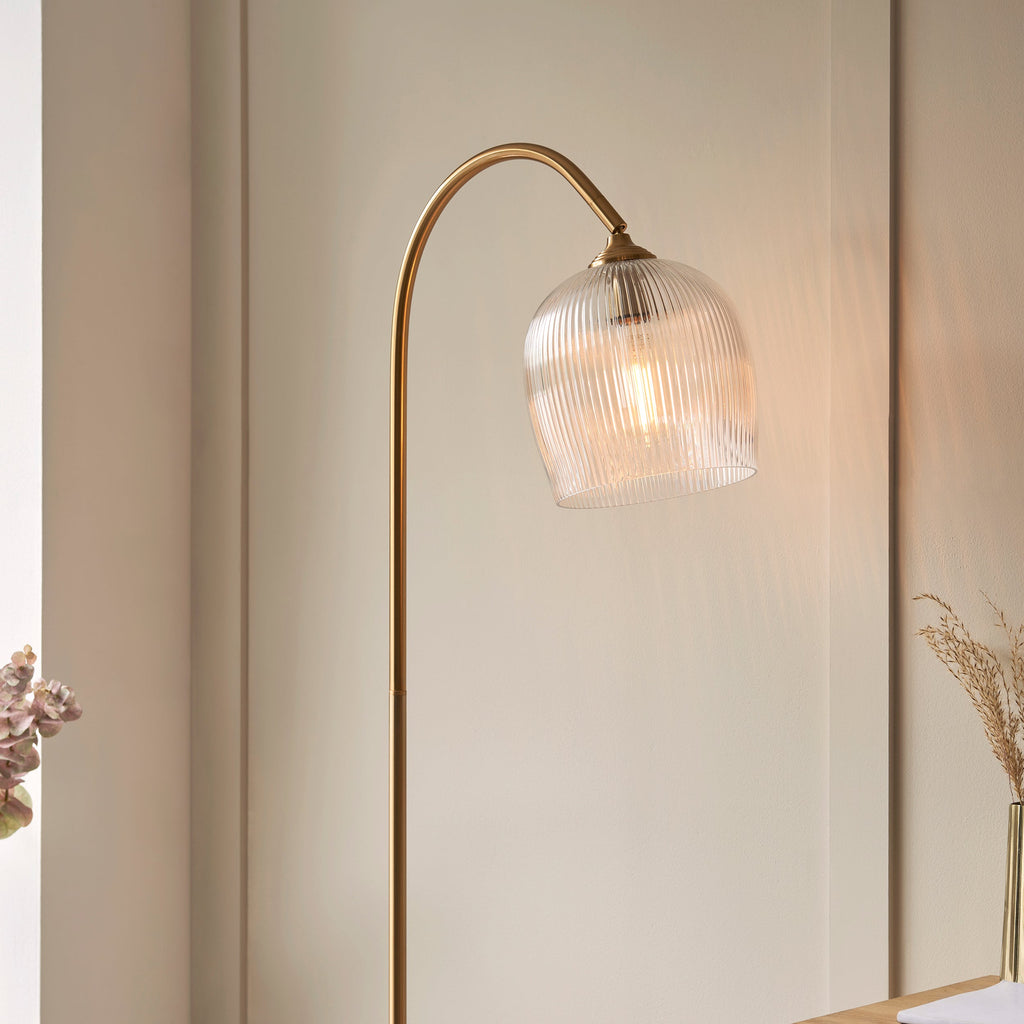 Lampada da terra Ashcroft con paralume in vetro rigato e ottone