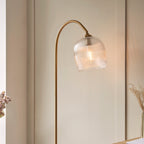 Lampada da terra Ashcroft con paralume in vetro rigato e ottone