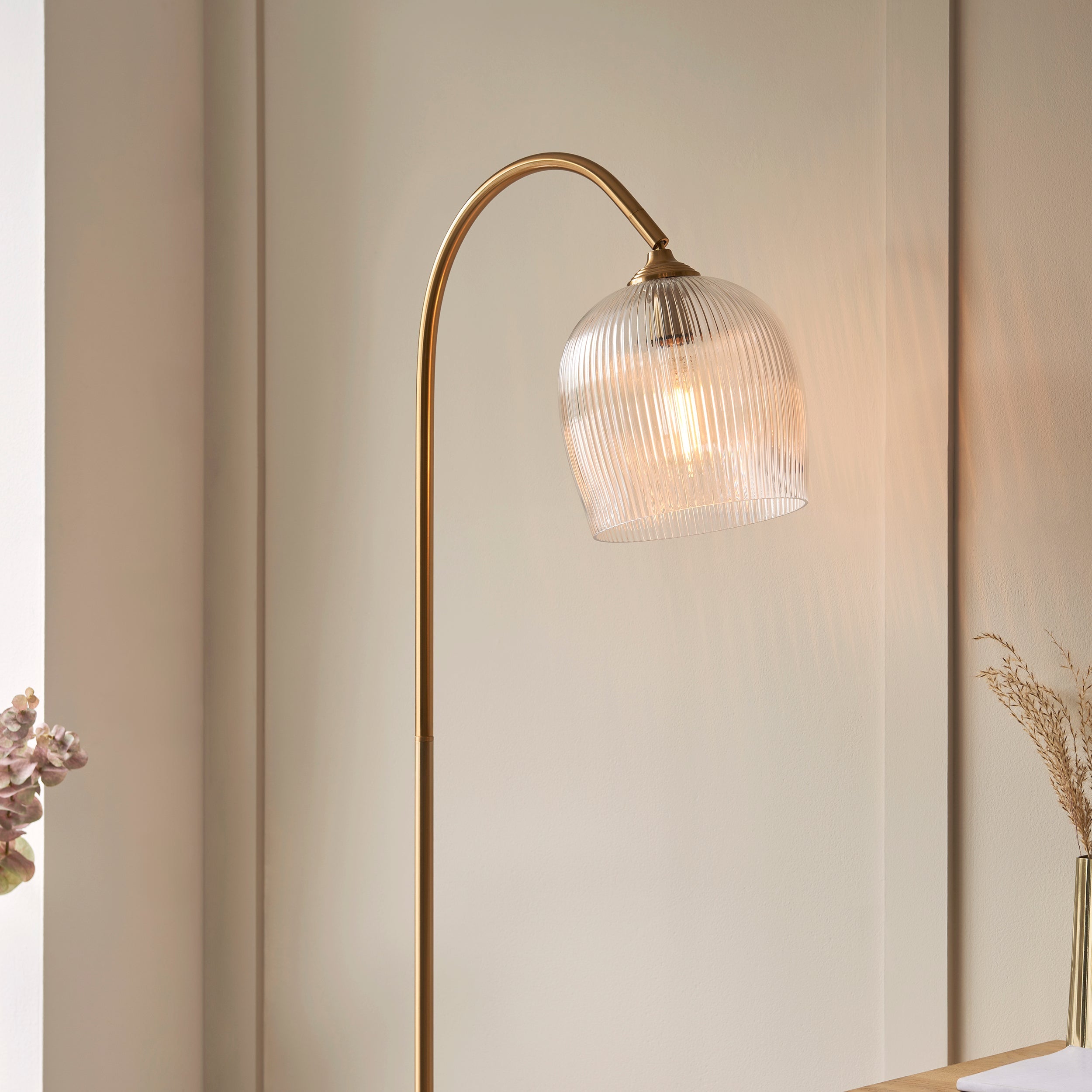 Lampada da terra Ashcroft con paralume in vetro rigato e ottone
