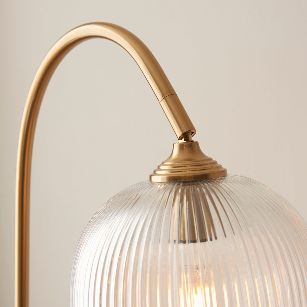 Lampada da terra Ashcroft con paralume in vetro rigato e ottone
