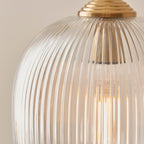 Lampada da terra Ashcroft con paralume in vetro rigato e ottone