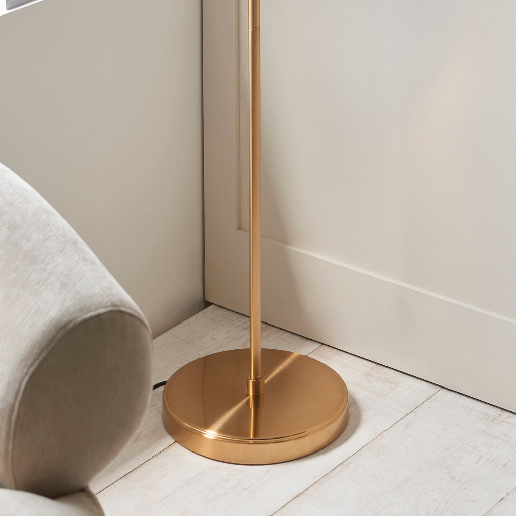 Lampada da terra Ashcroft con paralume in vetro rigato e ottone
