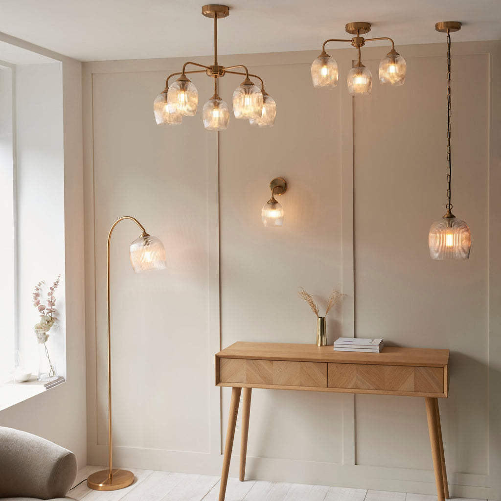 Lampada da terra Ashcroft con paralume in vetro rigato e ottone