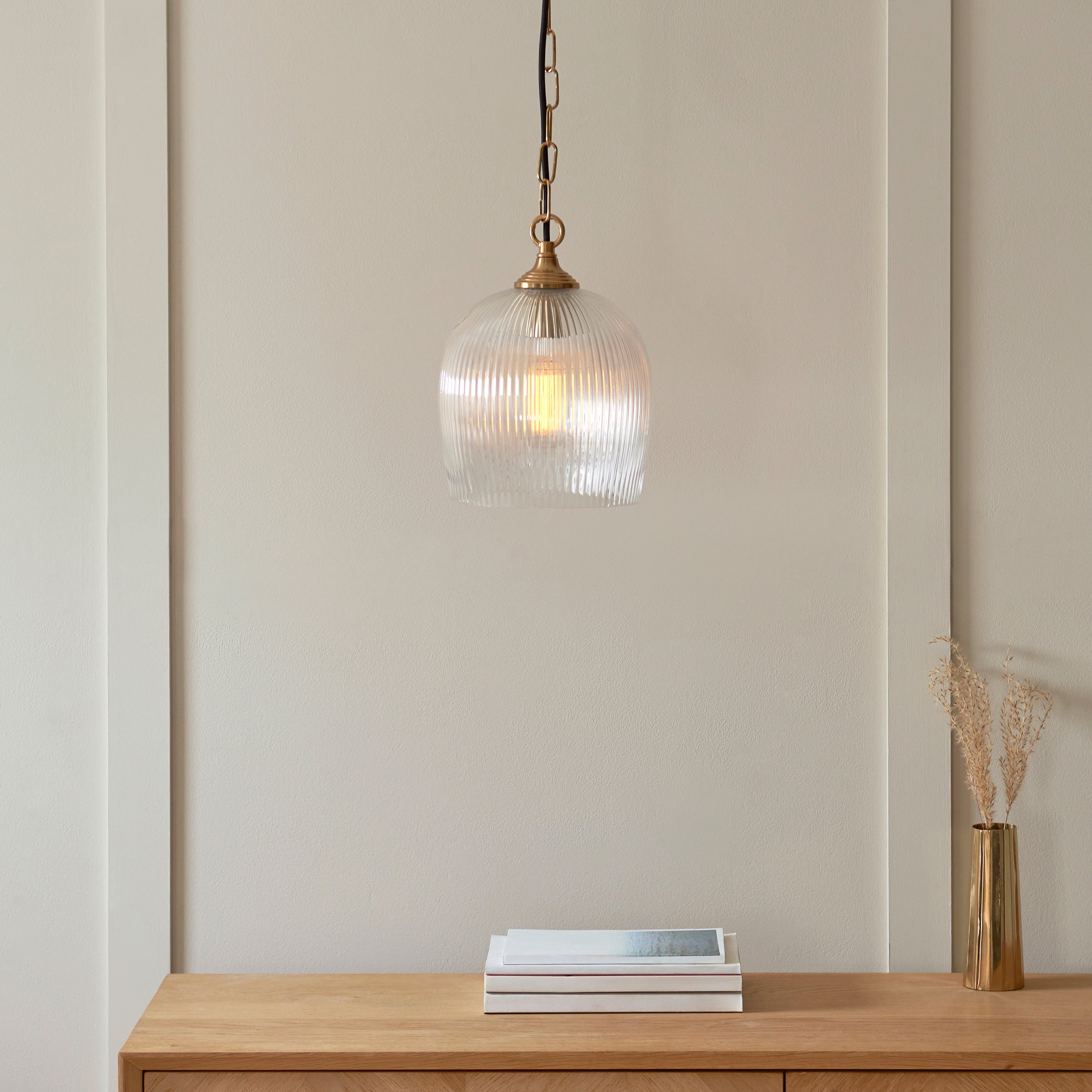 Lampadario in Ottone con Ombrello in Vetro Rigato Ashcroft