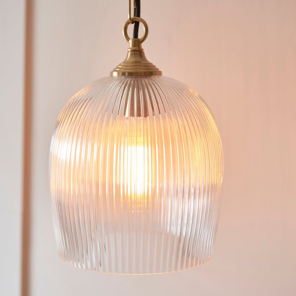 Lampadario in Ottone con Ombrello in Vetro Rigato Ashcroft