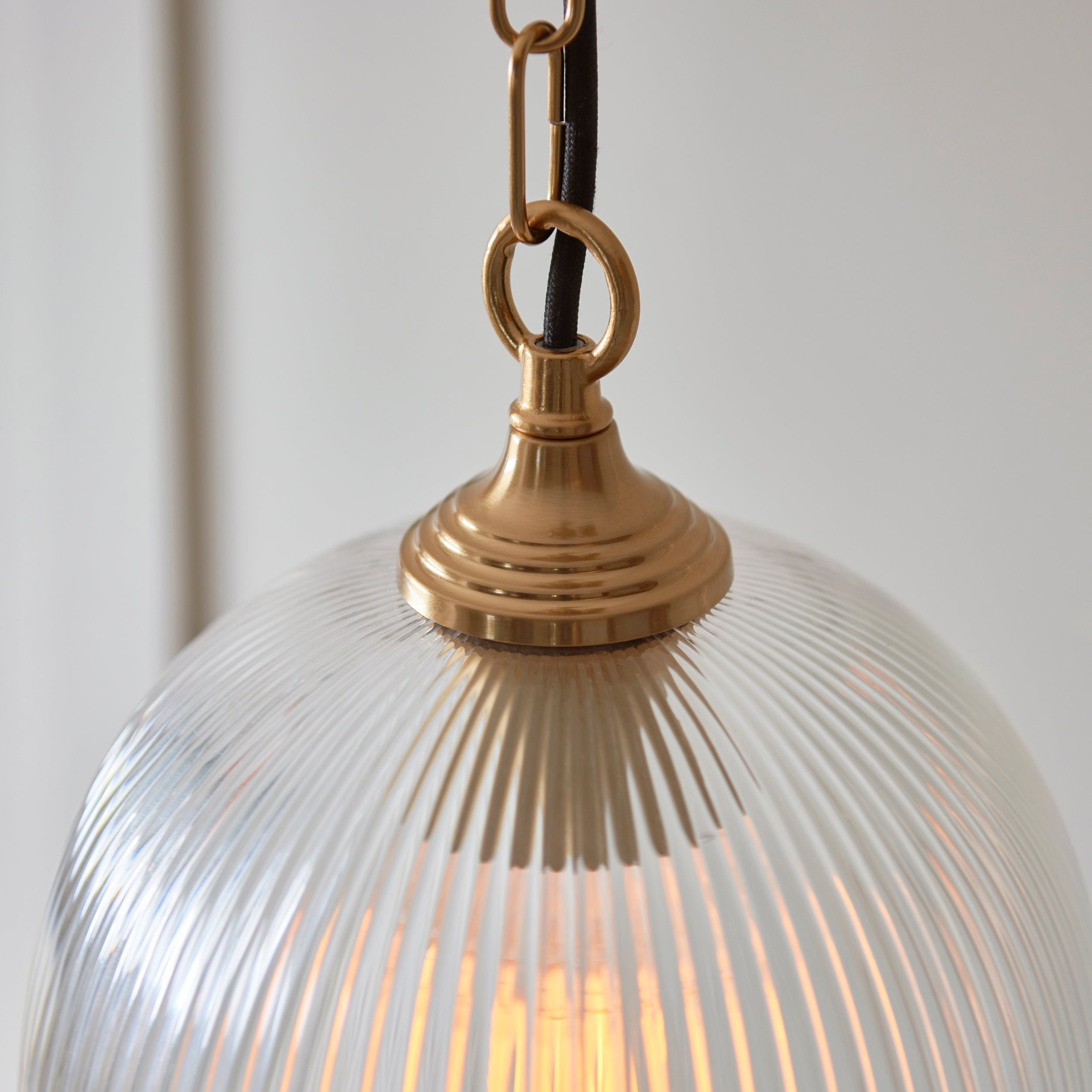 Lampadario in Ottone con Ombrello in Vetro Rigato Ashcroft