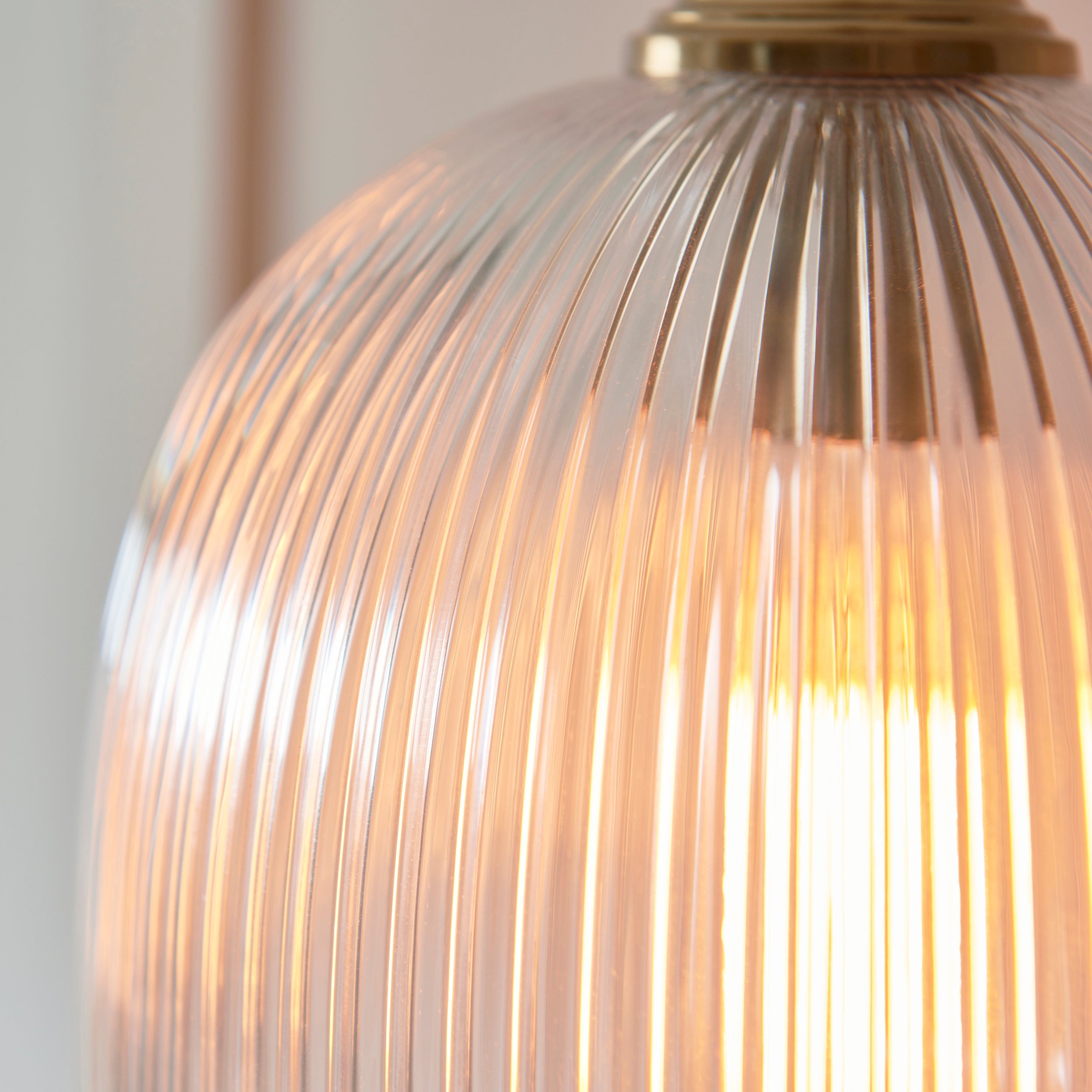 Lampadario in Ottone con Ombrello in Vetro Rigato Ashcroft