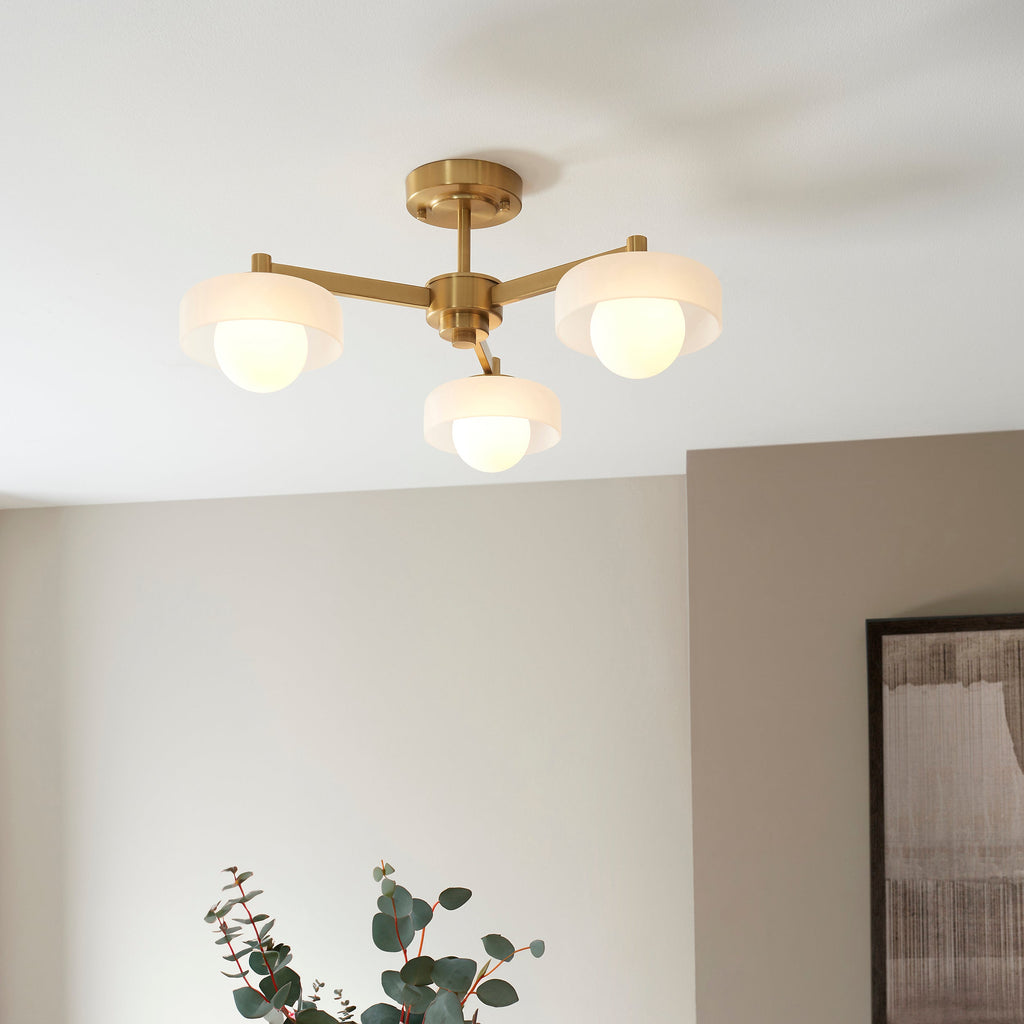 Lampadario in Ottone con 3 Luci e Paralumi in Vetro Opale