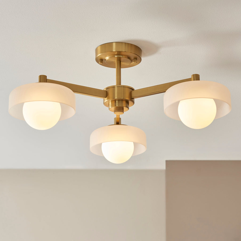 Lampadario in Ottone con 3 Luci e Paralumi in Vetro Opale