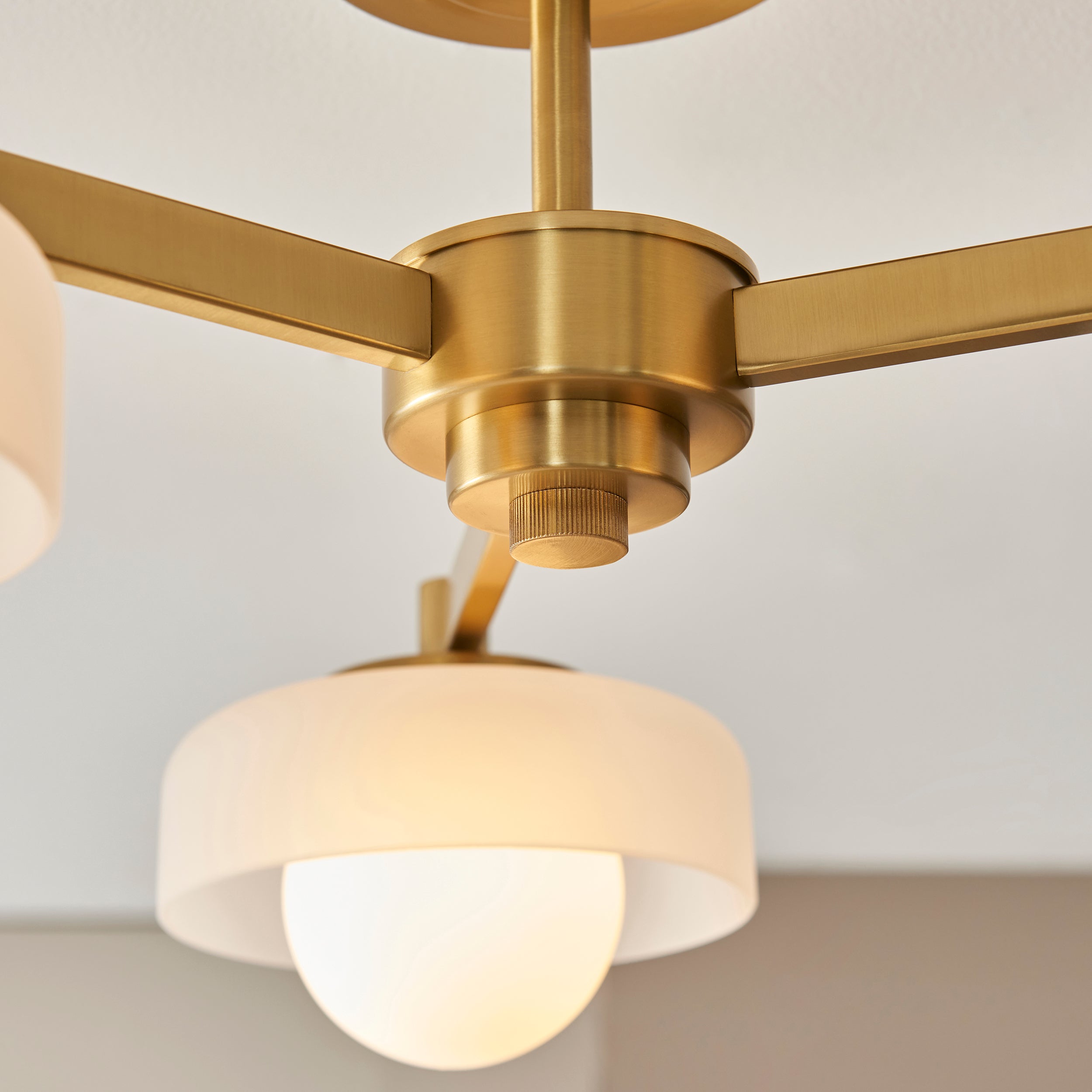 Lampadario in Ottone con 3 Luci e Paralumi in Vetro Opale