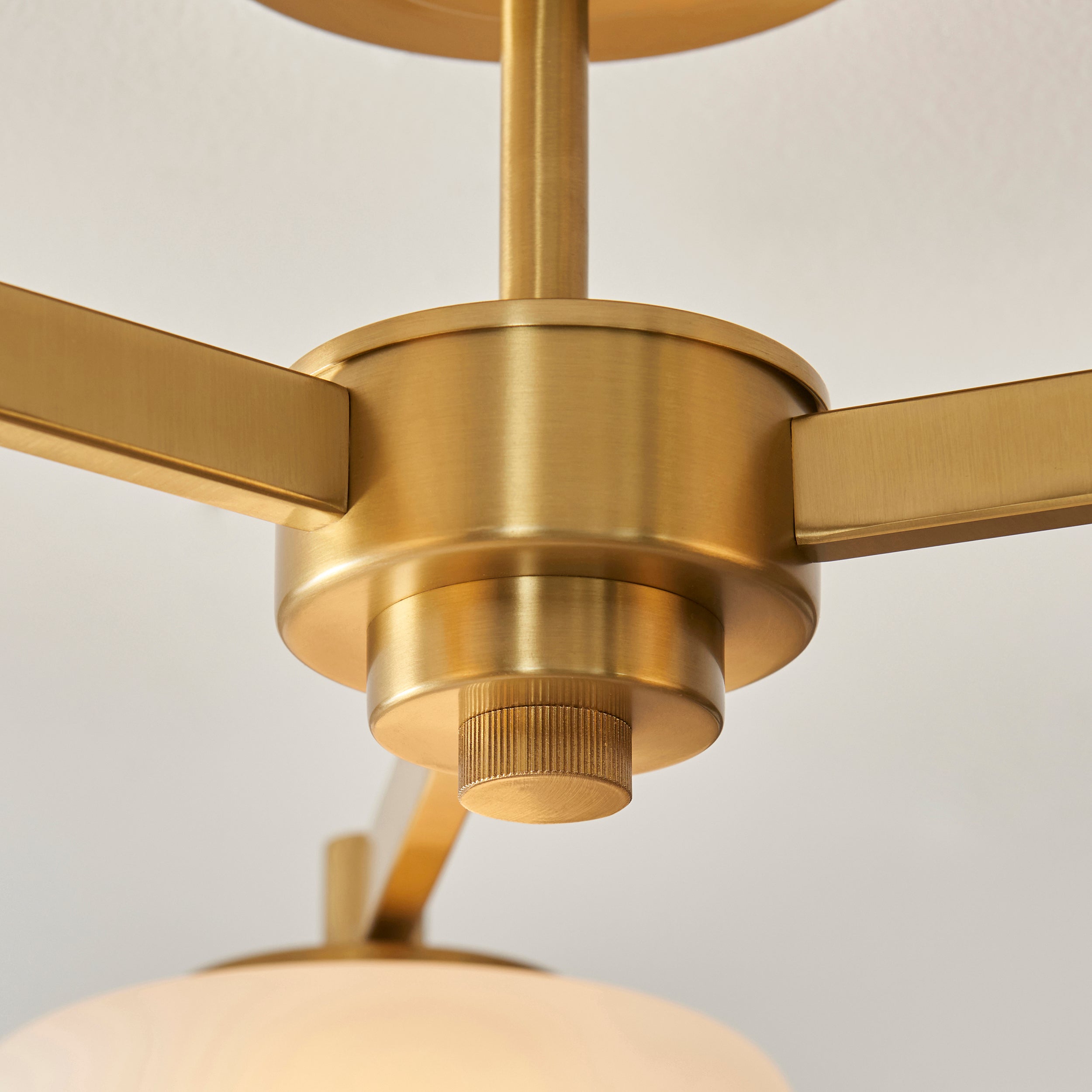 Lampadario in Ottone con 3 Luci e Paralumi in Vetro Opale
