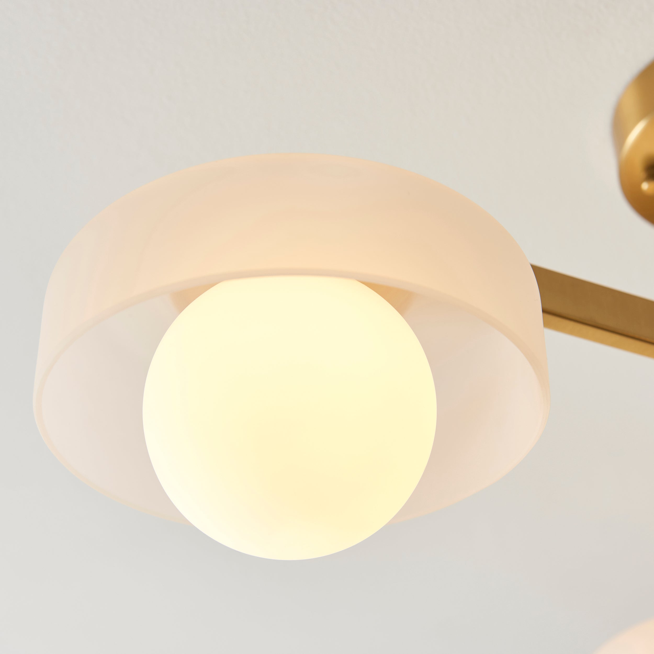 Lampadario in Ottone con 3 Luci e Paralumi in Vetro Opale