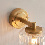 Applique da parete in ottone e vetro rigato Stamford