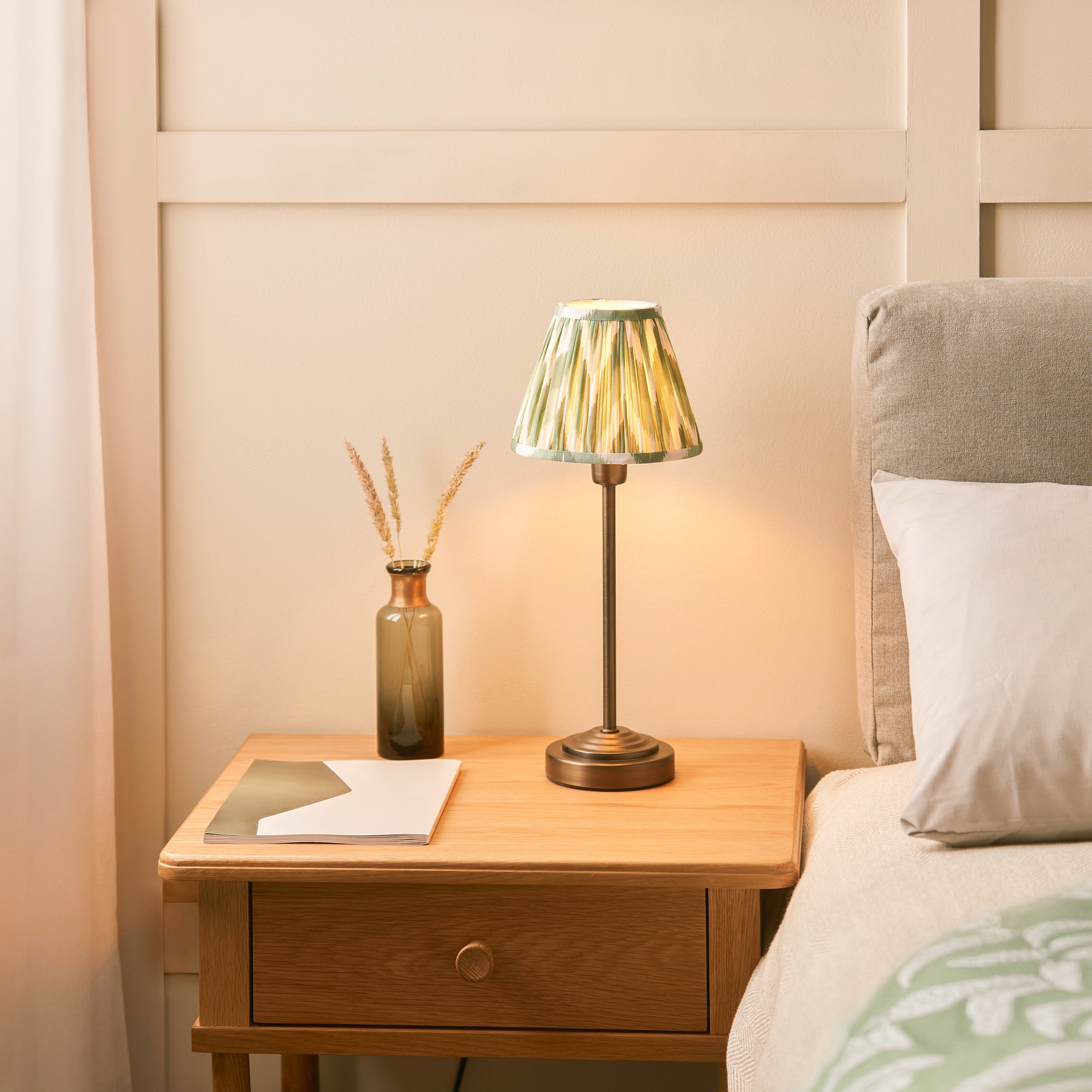 Lampada da Tavolo Rise in Bronzo & Paralume Verde Ikat 16cm