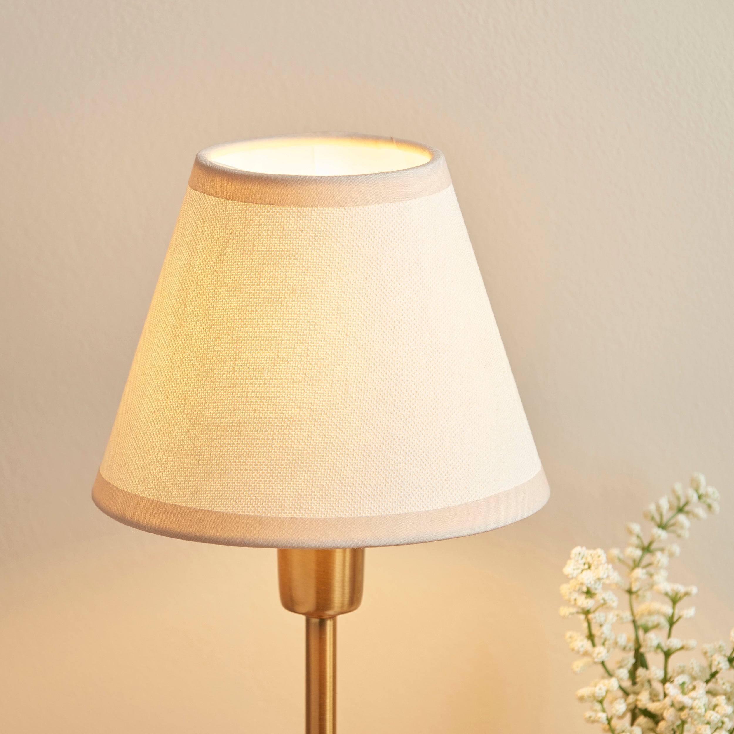 Lampada da Tavolo in Ottone Rise & Paralume Ikat Bianco Vintage 16cm