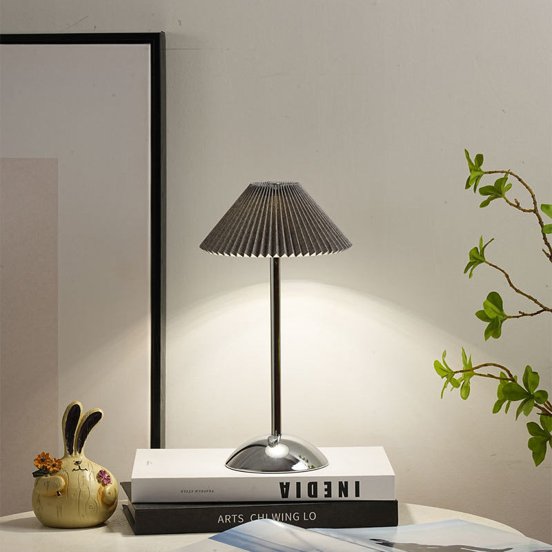 Lampada da Tavolo Conica Plissettata Ricaricabile in Ferro Scandinava Contemporanea da 1 Luce per Comodino