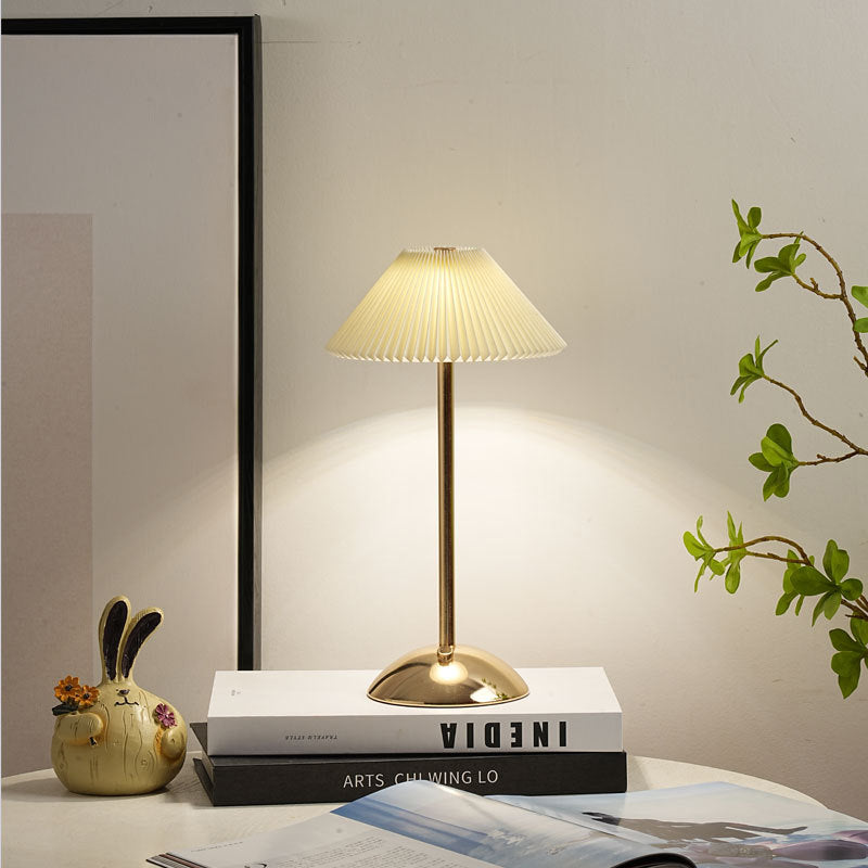 Lampada da Tavolo Conica Plissettata Ricaricabile in Ferro Scandinava Contemporanea da 1 Luce per Comodino