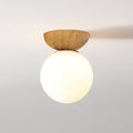Lampada da soffitto a globo singolo con dettaglio in legno e montatura in metallo