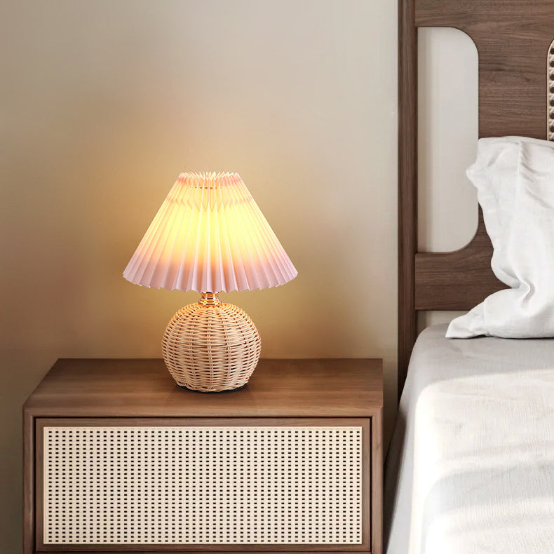 Lampada da Tavolo LED a Pallone Conico Pieghettato in Rattan Nordico Contemporaneo per Camera da Letto