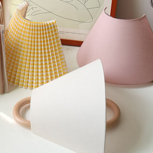 Applique moderna originale in legno massello plissettato a semicerchio con 1 luce