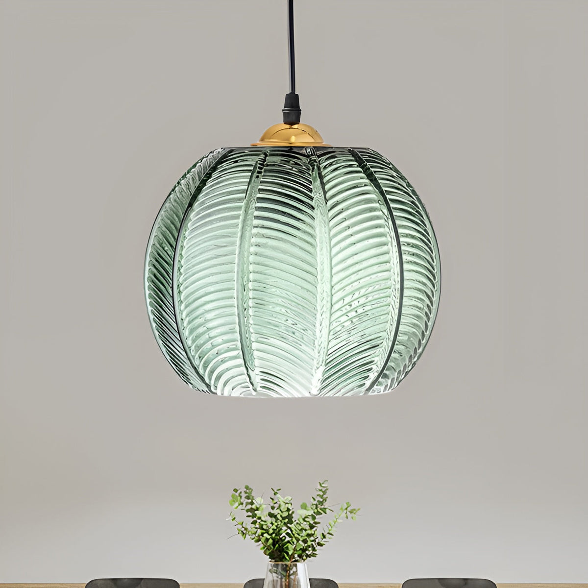 Lampada a sospensione in vetro rigato verde – Design retro e luce suggestiva | Illuminazione interna elegante