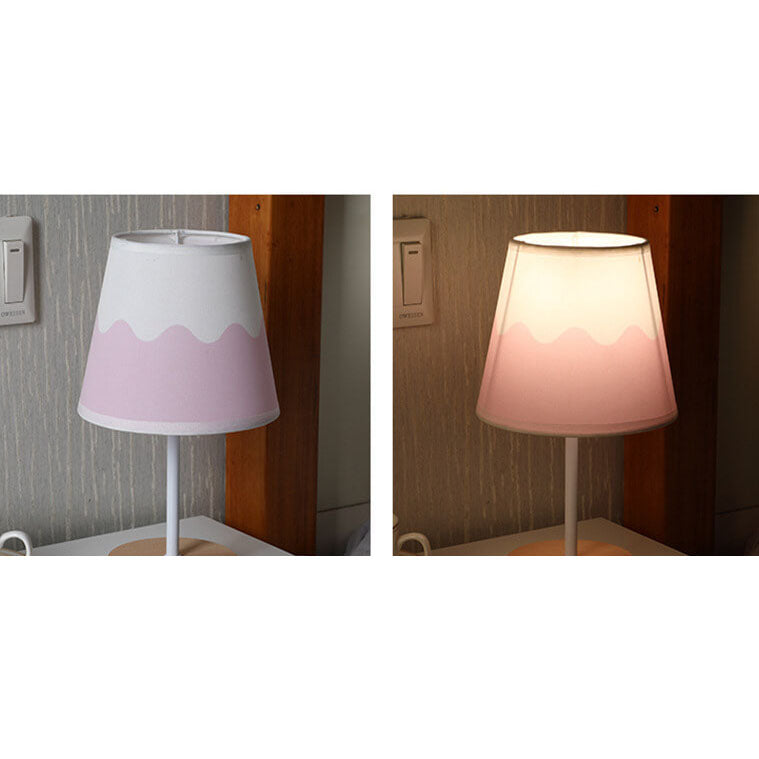Lampada da Tavolo LED a Cono in Tessuto di Legno Massello Nordico Contemporaneo per Soggiorno e Camera da Letto