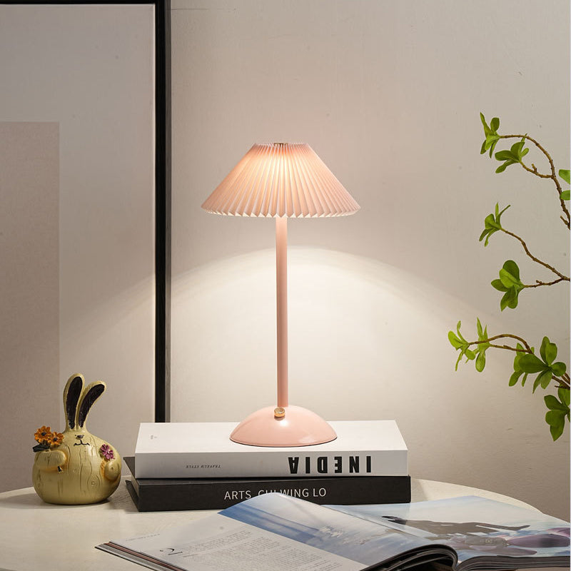 Lampada da Tavolo Conica Plissettata Ricaricabile in Ferro Scandinava Contemporanea da 1 Luce per Comodino