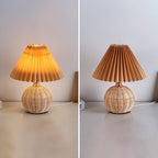 Lampada da Tavolo LED a Pallone Conico Pieghettato in Rattan Nordico Contemporaneo per Camera da Letto