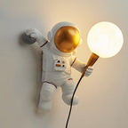 Lampada da parete a sconce con astronauta creativo contemporaneo in resina ABS 1 luce per camera da letto