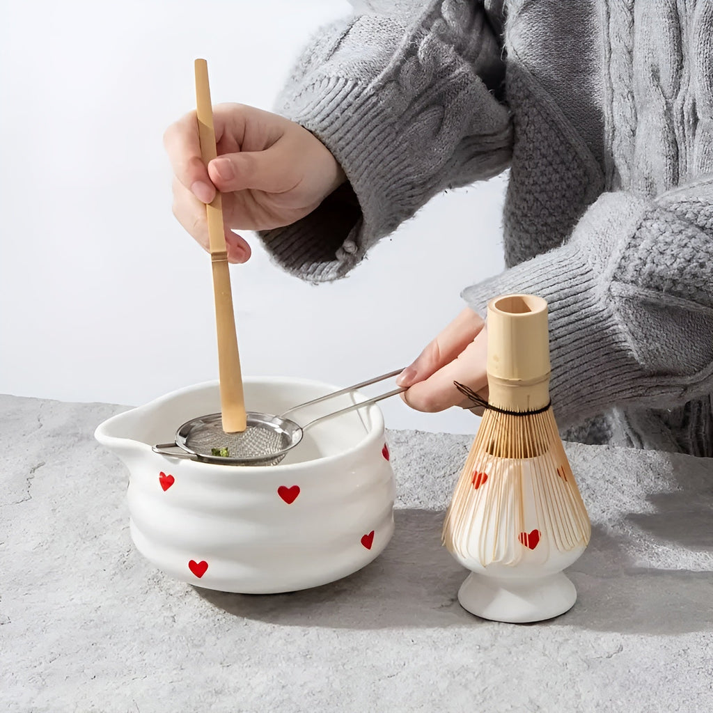 Ciotola per Matcha con design a cuore – 4/5 pezzi con versatore e frusta in bambù | Ideale per uso domestico