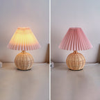 Lampada da Tavolo LED a Pallone Conico Pieghettato in Rattan Nordico Contemporaneo per Camera da Letto