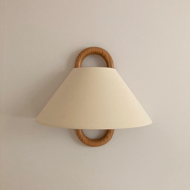Applique moderna originale in legno massello plissettato a semicerchio con 1 luce