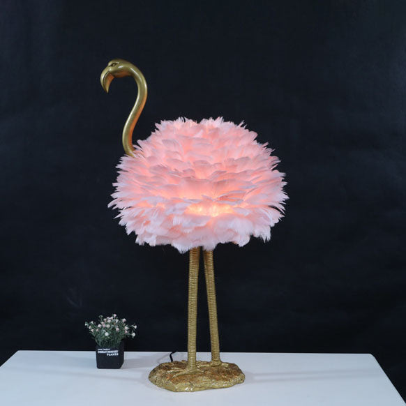 Lampada da tavolo in metallo a forma di fenicottero con piume d'oca nordico contemporaneo, 1 luce per comodino