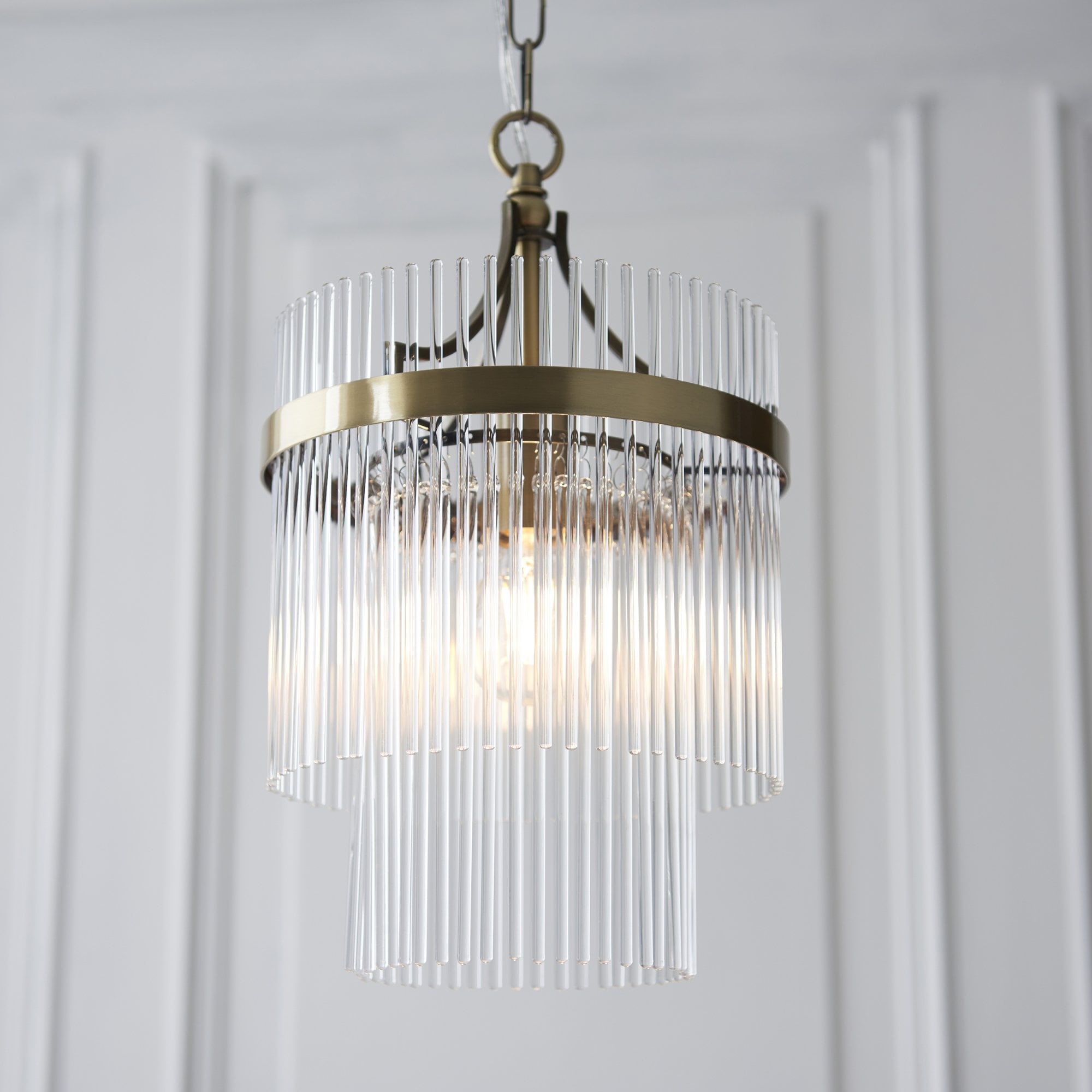 Lampada a sospensione in ottone antico e vetro Marietta