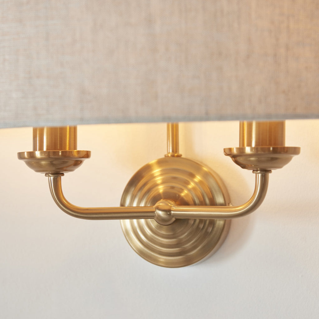 Applique a 2 luci in ottone invecchiato Highclere