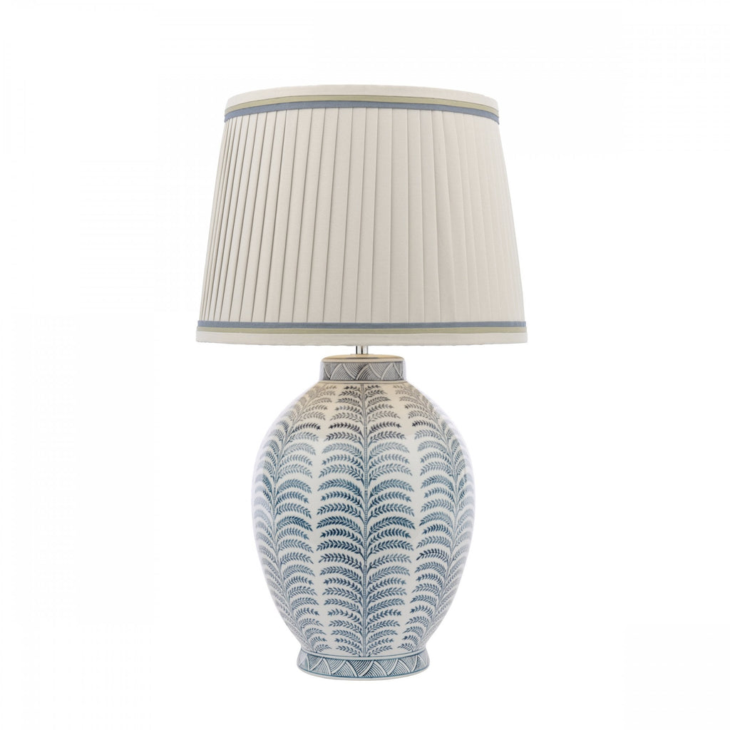 Lampada da tavolo in ceramica blu Stannard con paralume in seta artificiale naturale