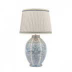 Lampada da tavolo in ceramica blu Stannard con paralume in seta artificiale naturale