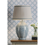 Lampada da tavolo in ceramica blu Stannard con paralume in seta artificiale naturale