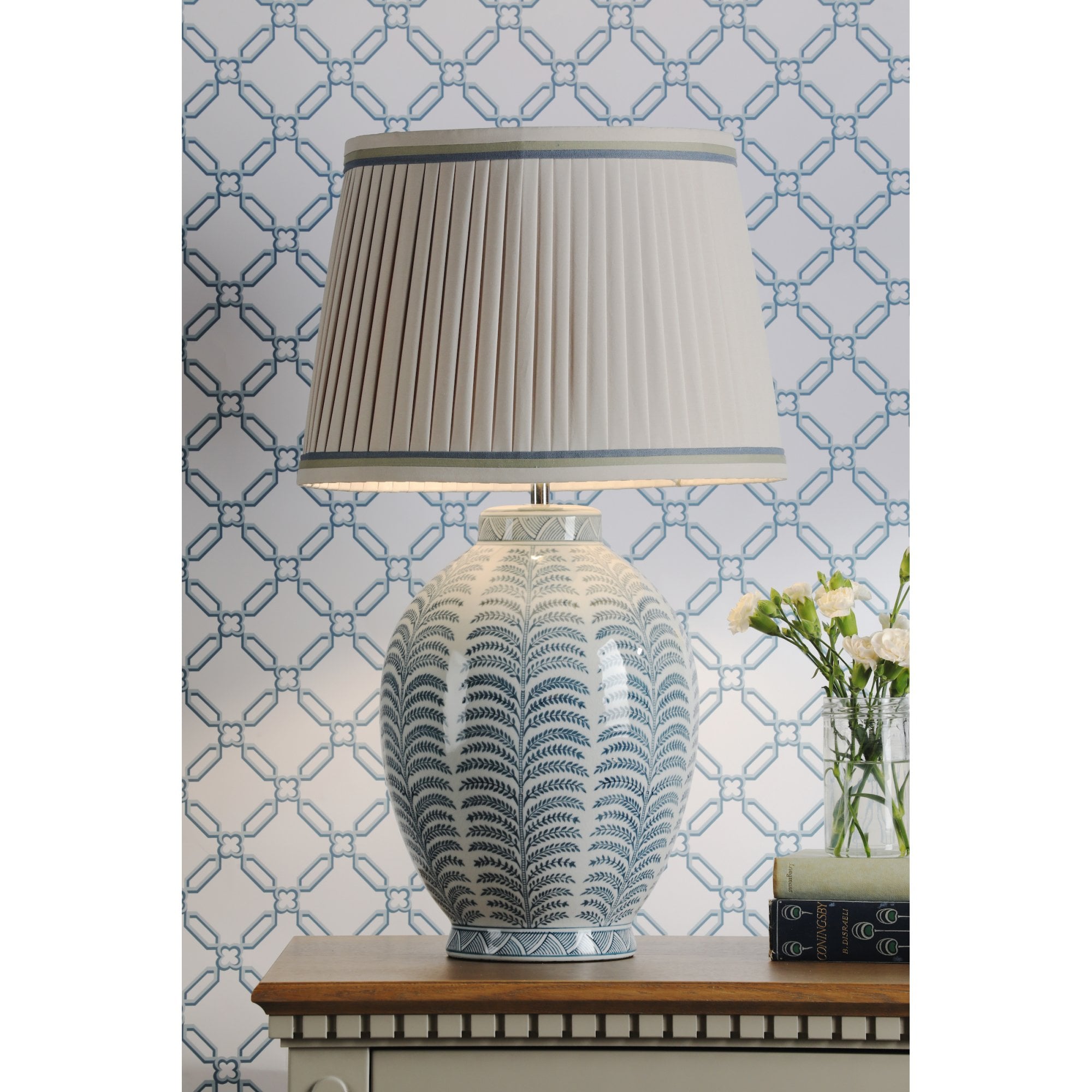 Lampada da tavolo in ceramica blu Stannard con paralume in seta artificiale naturale