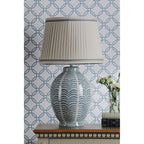 Lampada da tavolo in ceramica blu Stannard con paralume in seta artificiale naturale