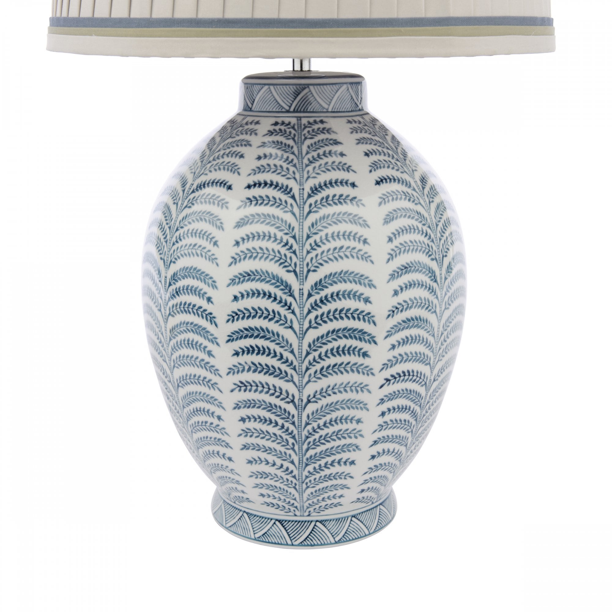 Lampada da tavolo in ceramica blu Stannard con paralume in seta artificiale naturale