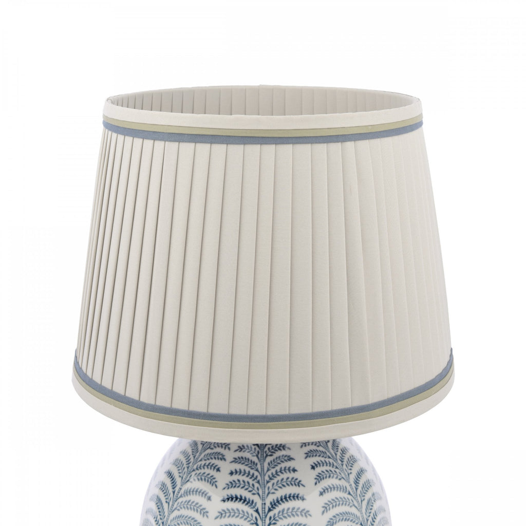 Lampada da tavolo in ceramica blu Stannard con paralume in seta artificiale naturale