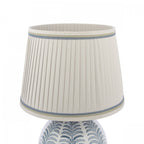 Lampada da tavolo in ceramica blu Stannard con paralume in seta artificiale naturale