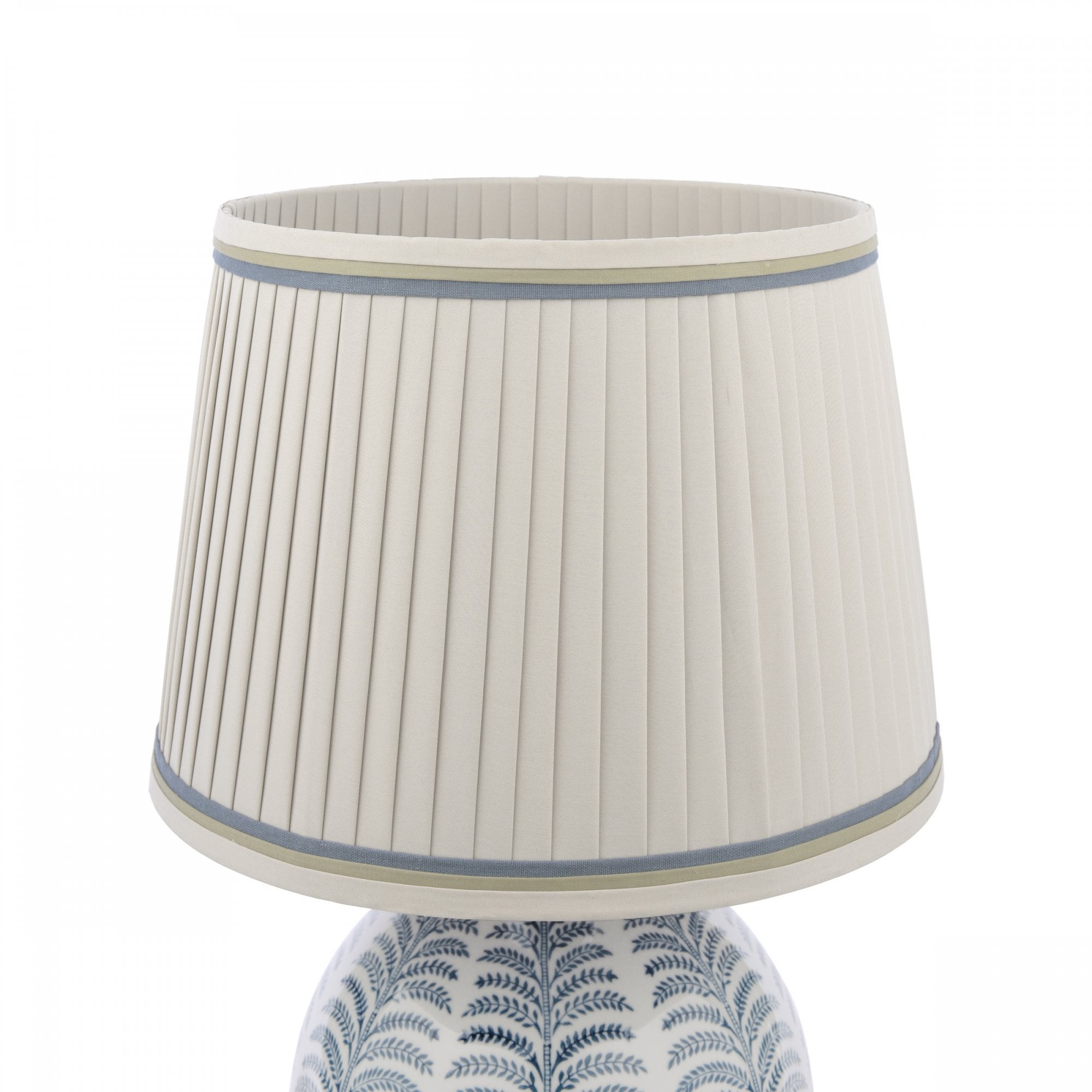 Lampada da tavolo in ceramica blu Stannard con paralume in seta artificiale naturale