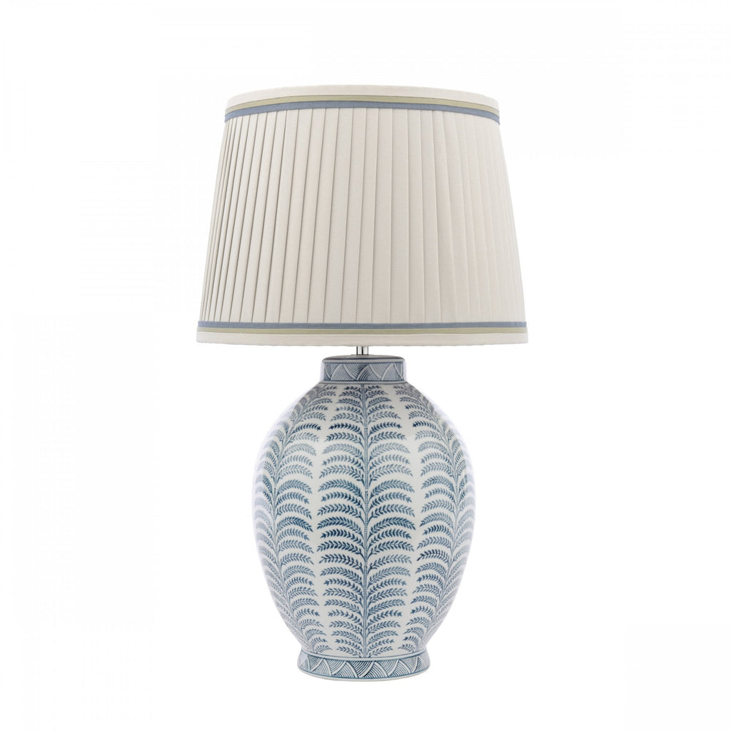Lampada da tavolo in ceramica blu Stannard con paralume in seta artificiale naturale