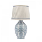 Lampada da tavolo in ceramica blu Stannard con paralume in seta artificiale naturale
