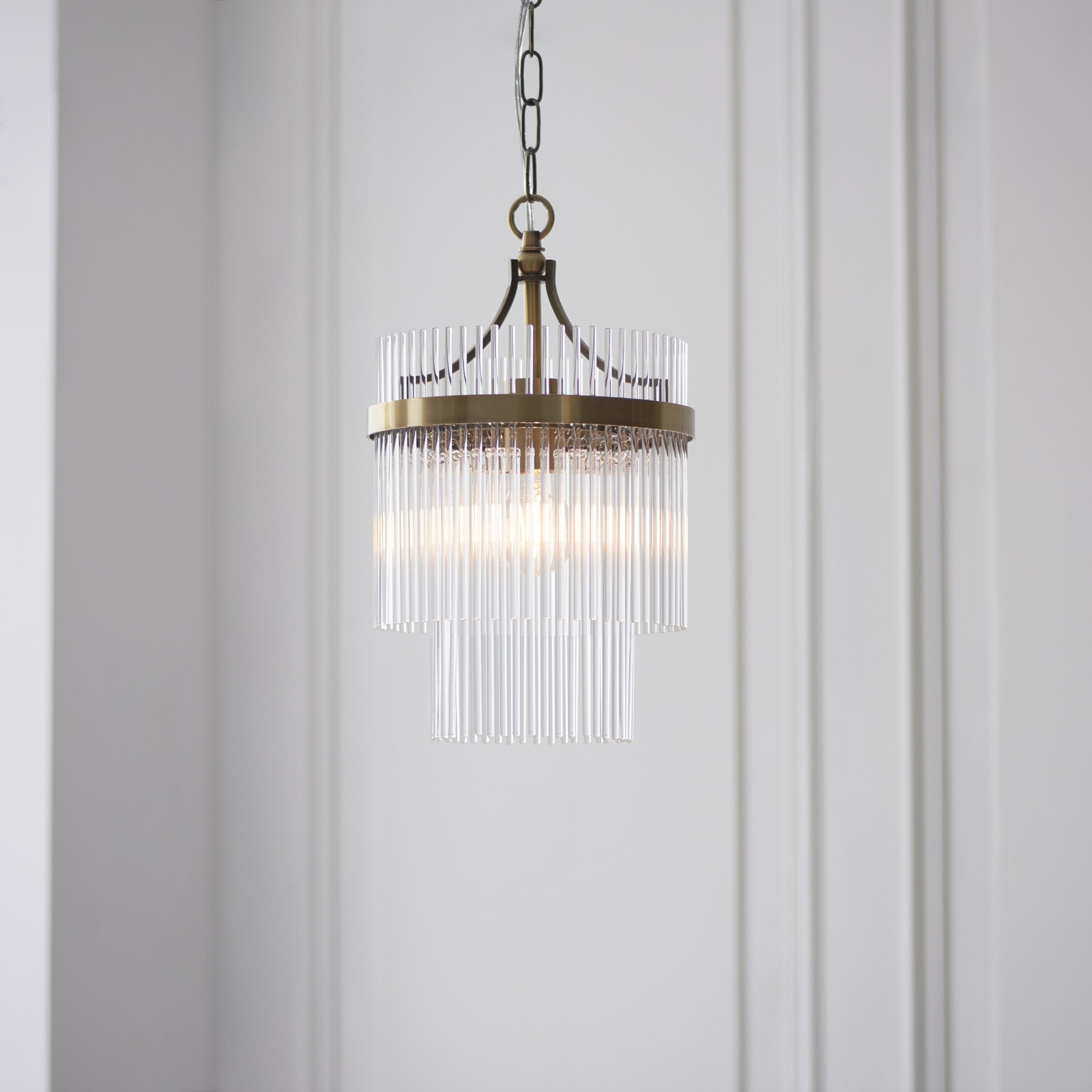 Lampada a sospensione in ottone antico e vetro Marietta